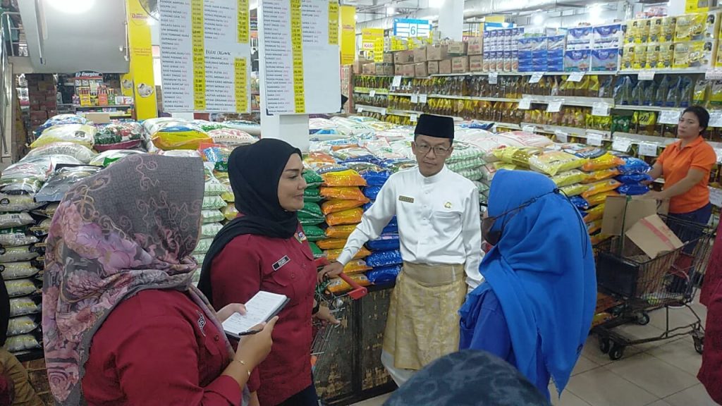Cek Ketersedian Stok Beras di Tanjungpinang, Hasan Tinjau Gudang Bulog-Swalayan