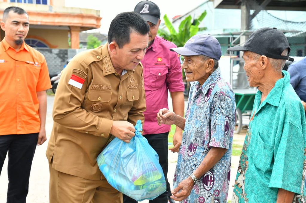 Warga Kavling Lama Kota Batam Dapat Bantuan Sosia Paket Sembako