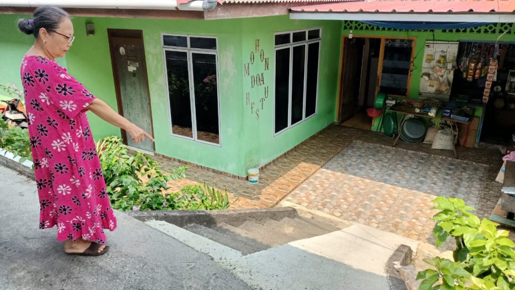 Rumah Banjir Saat Hujan, Warga Pompa Air Minta Tanggung Jawab Kontraktor