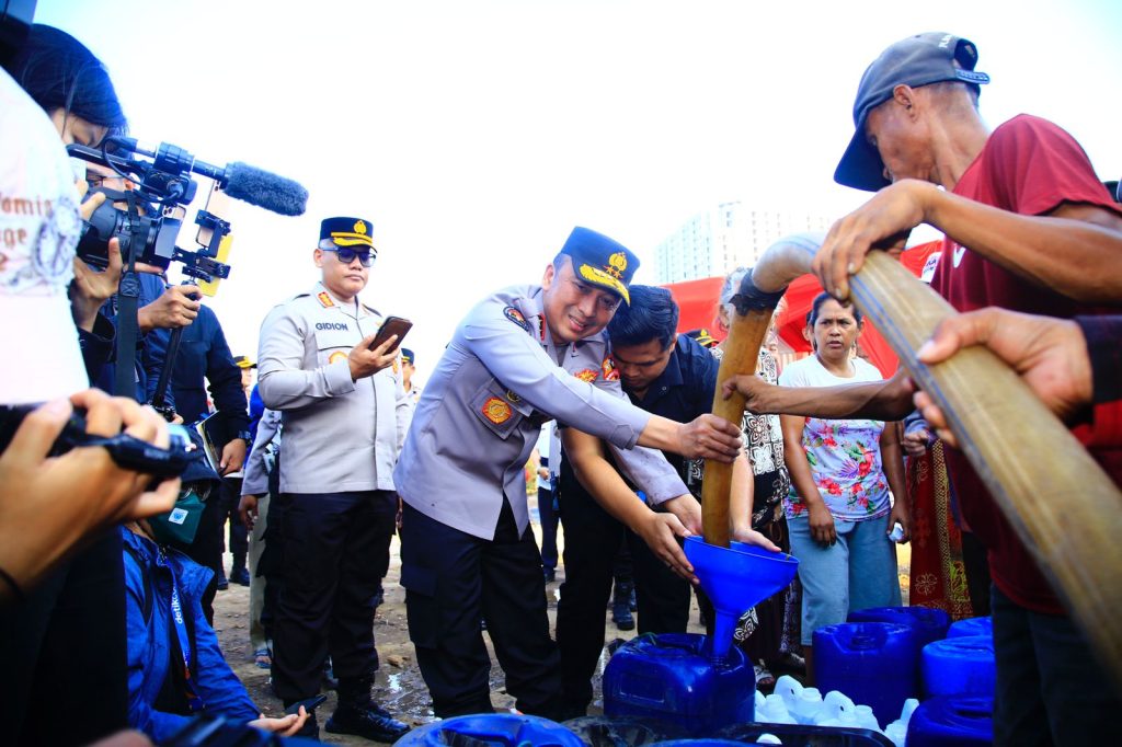 Rayakan Hari Jadi Ke-72 Humas Polri dengan Berbagi Air Bersih ke Masyarakat