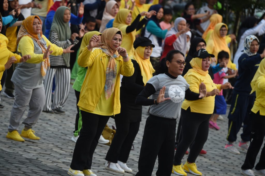 Dewi Ansar Senam Sehat dan Goro Bersama Masyarakat Tanjungpinang