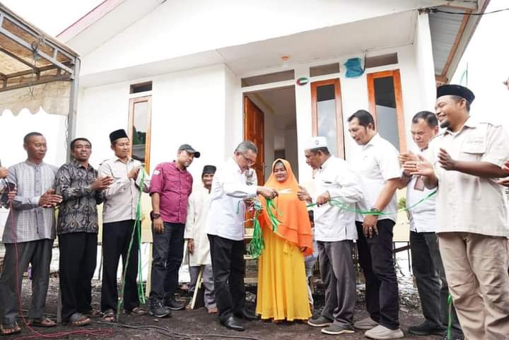 Sekda Batam Serahkan Rumah Dhuafa untuk Warga Tanjung Gundap