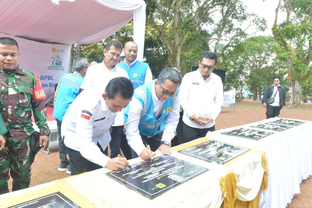 Ansar Resmikan PLTS dan BPBL di Pulau Panjang Batam