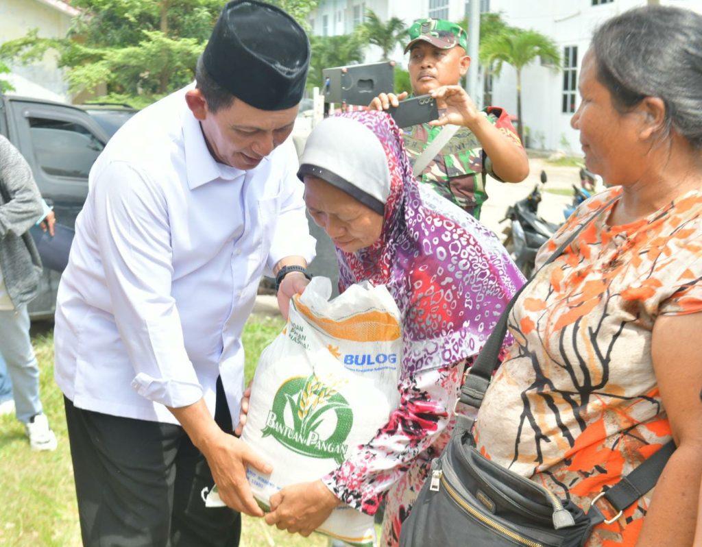 1700 Warga Kelurahan Tanjung Uma Batam Dapat Bantuan Beras: 10 Kg per Orang