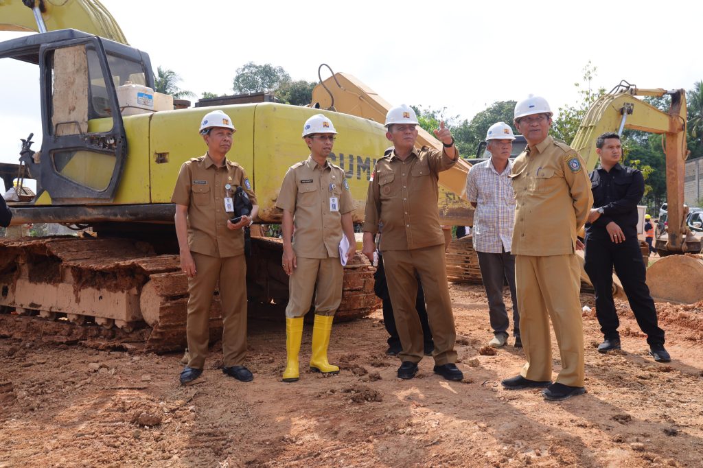 Ansar Tinjau Proyek Jalan Lintas Timur-Kolam Pengendalian Banjir di Bintan