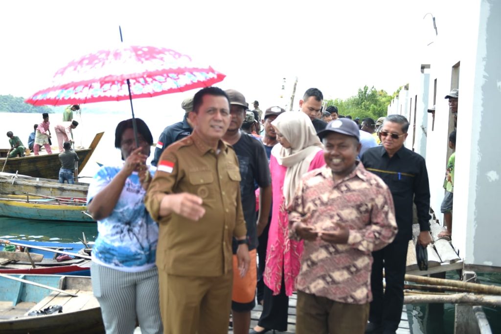 Ansar Tinjau Proyek Pembangunan Rumah Suku Laut di Desa Tajur Biru Lingga