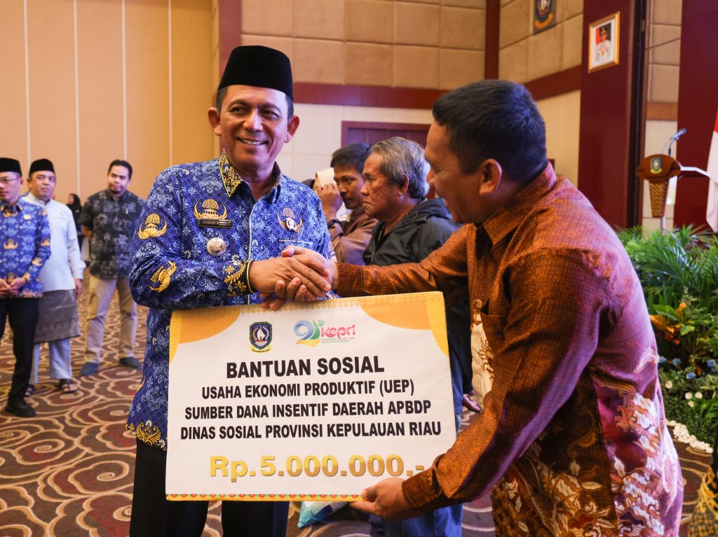 Ansar Serahkan Bantuan Sosial UEP-Beras ke Masyarakat Tanjungpinang dan Bintan