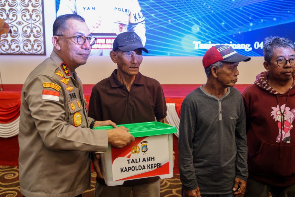 Kapolda Yan Fitri Salurkan Bantuan 500 Paket Sembako untuk Masyarakat