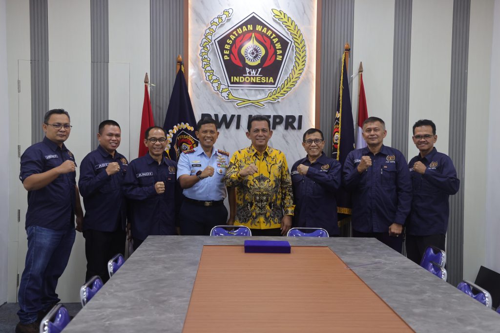 Gubernur Ansar Hadiri Acara Pelantikan PWI & IKWI Kepri