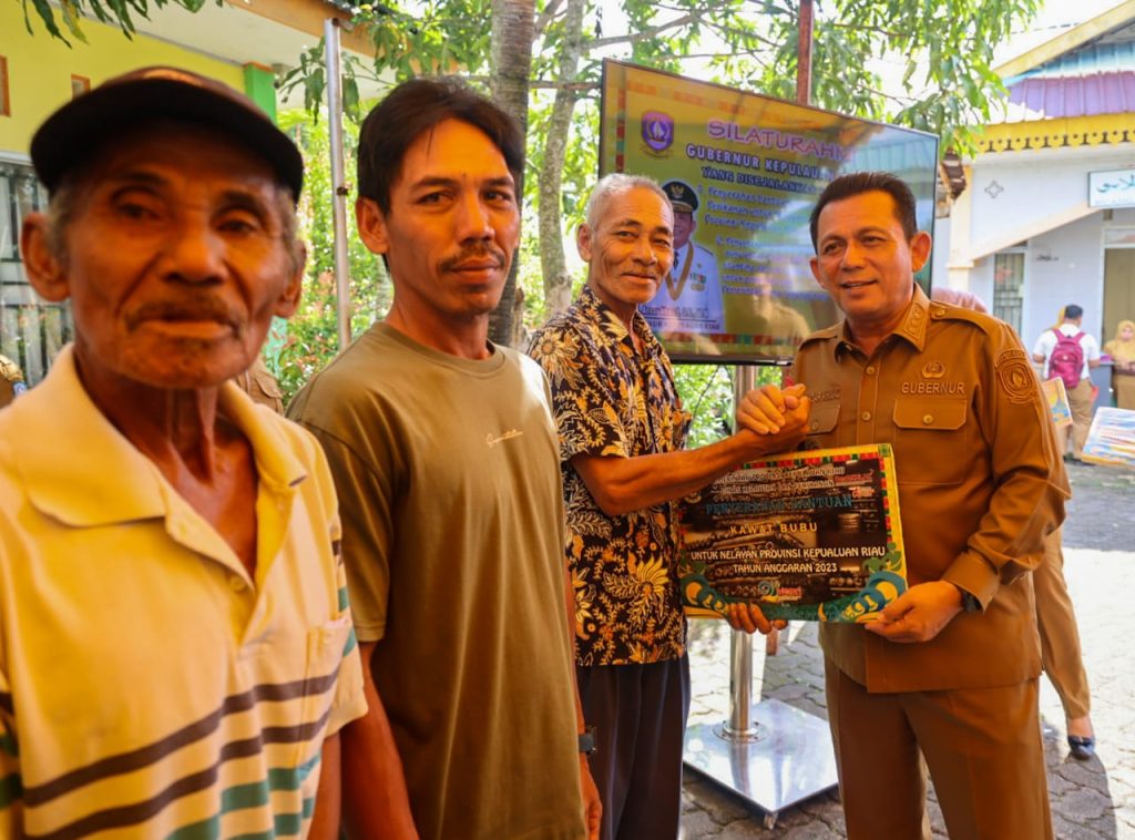 Ansar Ahmad Serahkan Bantuan untuk Nelayan dan Ibu Hamil di Tanjungpinang