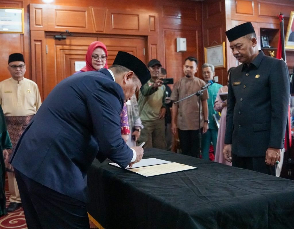 Abdul Kholik Resmi Jabat Direktur Perumda Air Minum Tirta Kepri 2024-2029