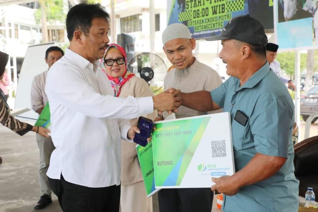 Beri Perlindungan Kerja, Rudi Serahkan BPJS Ketenagakerjaan ke Nelayan Batam