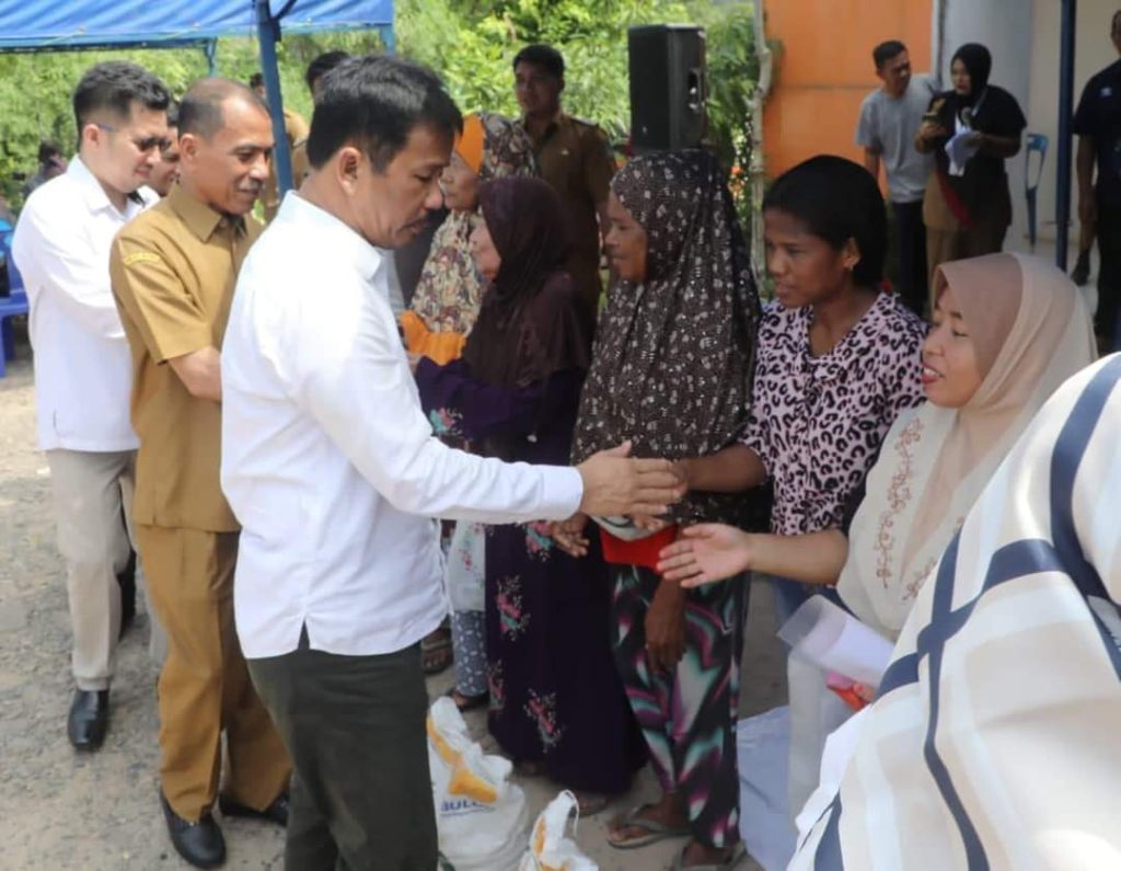 Peduli Warga Kurang Mampu, Wali Kota Batam Salurkan Bantuan Beras