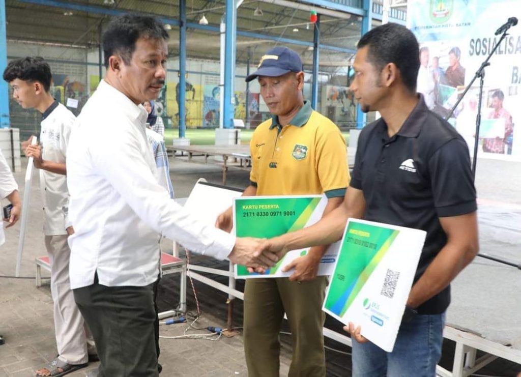 Rudi Salurkan 3.444 Kartu BPJS Ketenagakerjaan untuk para Nelayan di Kota Batam