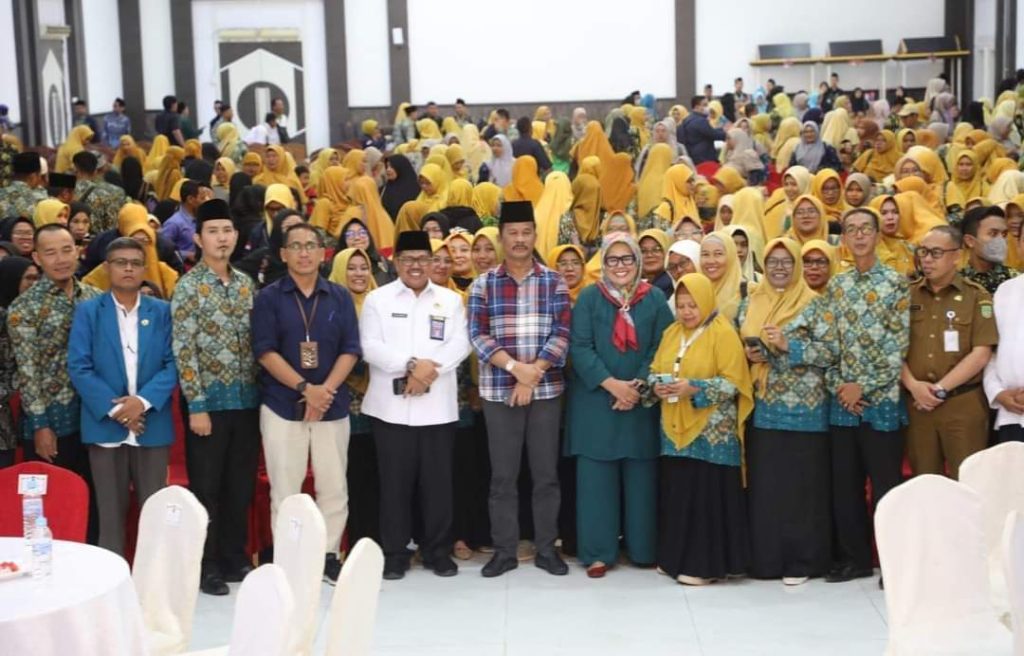 Rudi Serahkan Insentif para Guru Madrasah Kota Batam