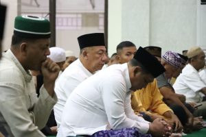 Kapolda Kepri dan Jajaran Sholat Tarawih Bersama di Masjid Al Halim