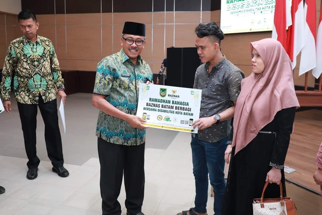 Jefridin Serahkan Bantuan Baznas Batam untuk 200 Penyandang Disabilitas