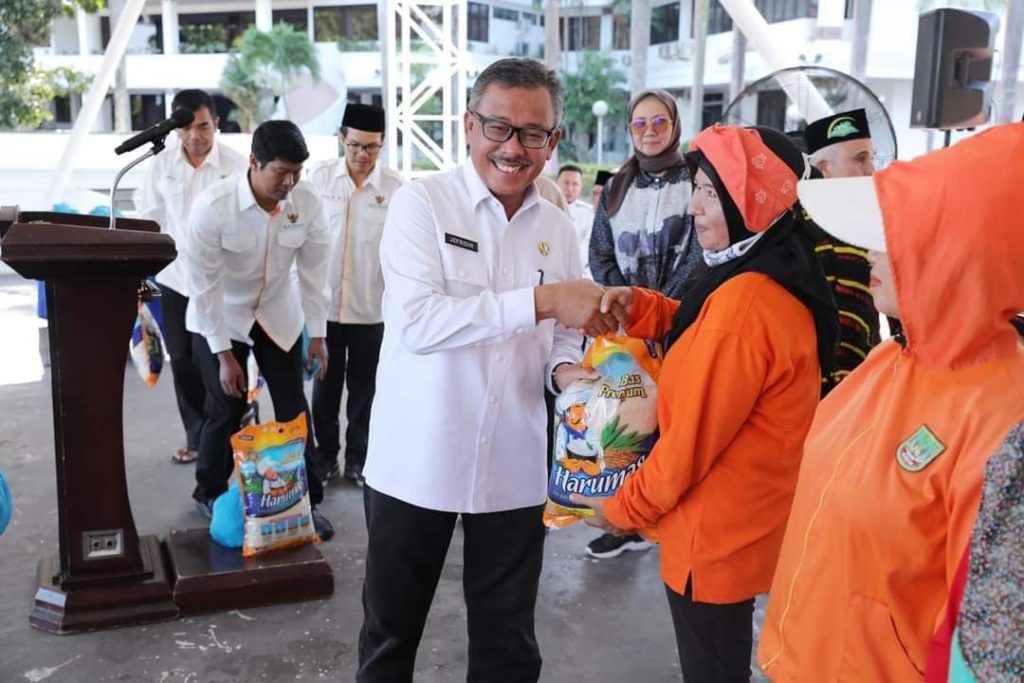 Jefridin Serahkan Bantuan Zakat kepada Petugas Kebersihan