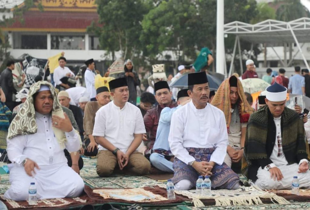 Ditengah Guyuran Hujan, Rudi Tetap Laksanakan Salat Idulfitri di Dataran Engku Putri