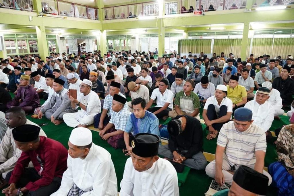 Jefridin dan Keluarga Salat Idul Fitri di Masjid Baiturrahman Batam