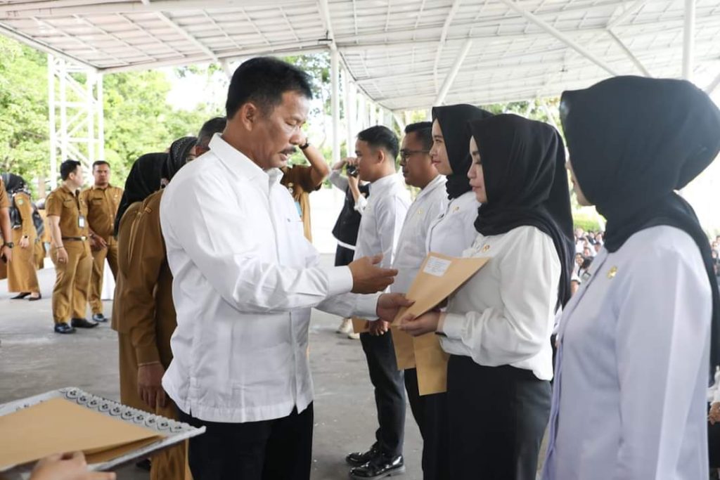 Rudi Serahkan SK 689 PPPK di Lingkungan Pemko Batam