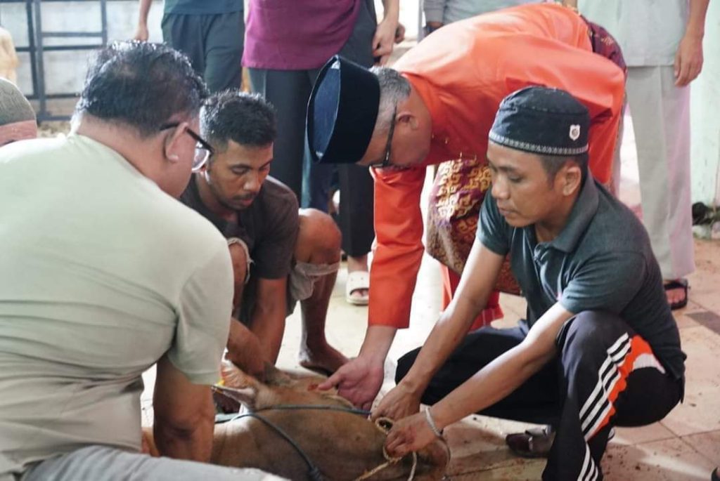 Jefridin dan Keluarga Berkurban di Masjid Nurul Hikmah Tanjunguma