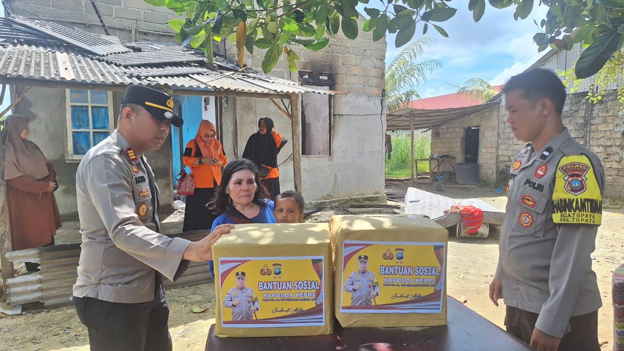 Kapolsek Gunung Kijang Serahkan Bantuan Kapolda Kepri untuk Korban Kebakaran Rumah