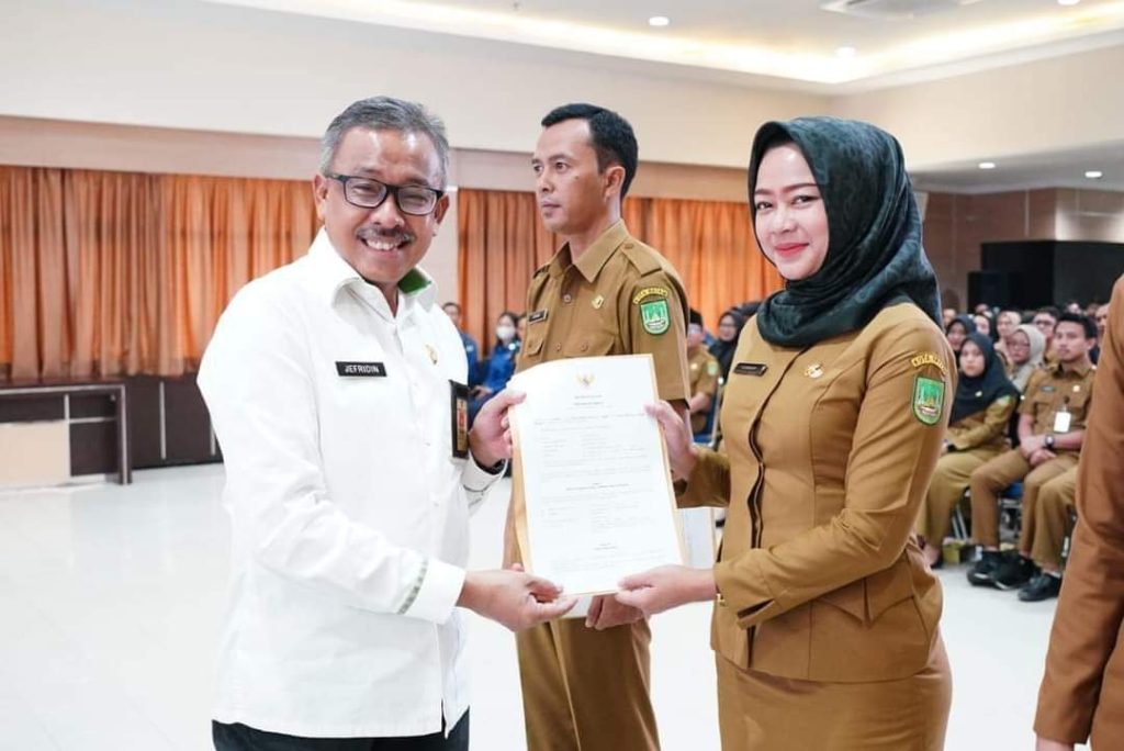 Jefridin Serahkan Perjanjian Kerja PPPK Formasi Tahun 2023