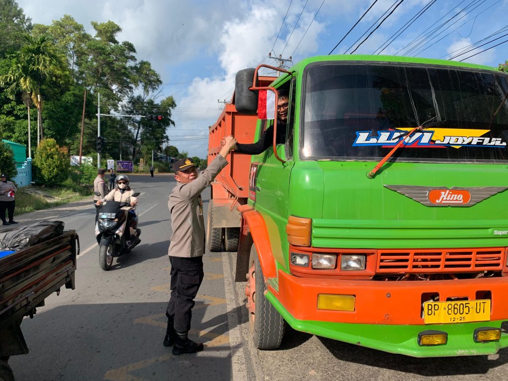 Polres Bintan Bagi Sejuta Bendera Merah Putih Secara Gratis kepada Masyarakat