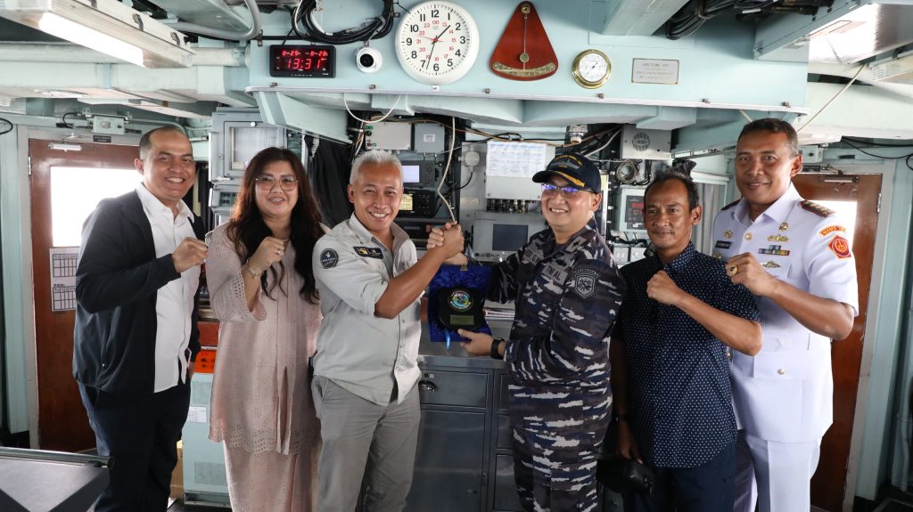 BP Batam-TNI AL Jalin Silaturahmi di Atas KRI Bung Tomo 357