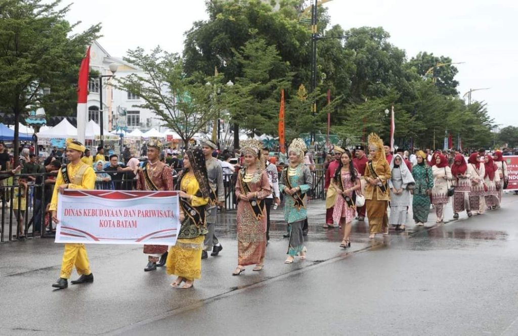 Pekan Adat Nusantara hingga Kendaraan Hias Meriahkan Pawai HUT ke-79 RI