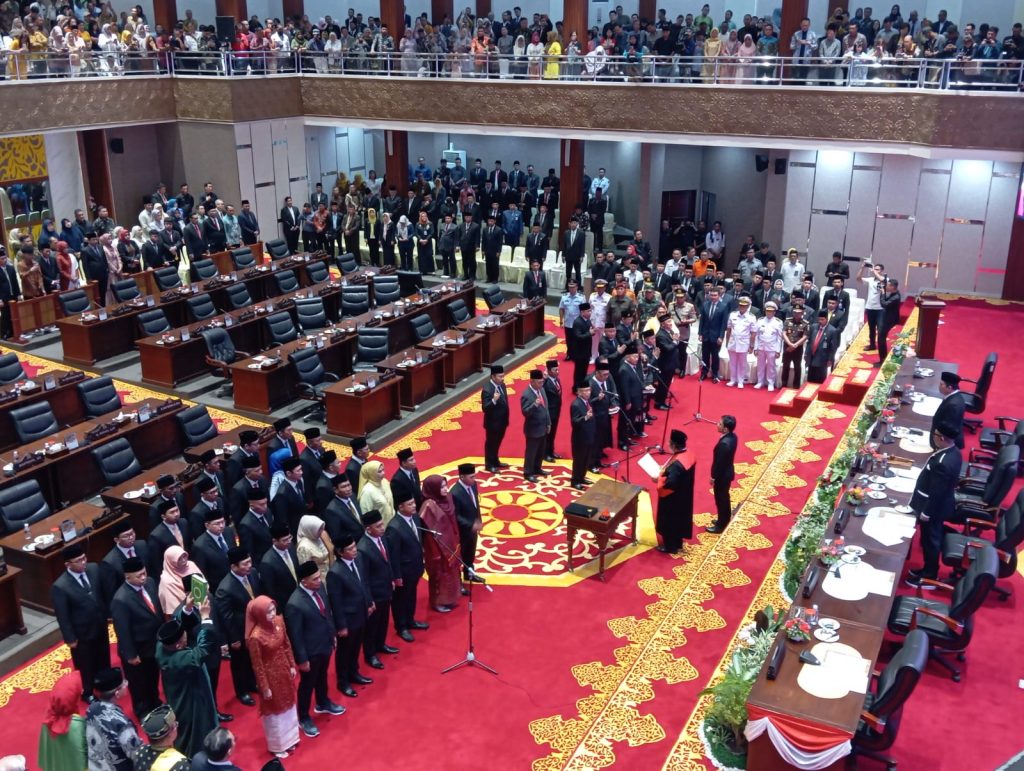 Jumaga Nadeak Pimpin Paripurna Pelantikan Anggota DPRD Kepri 2024-2029