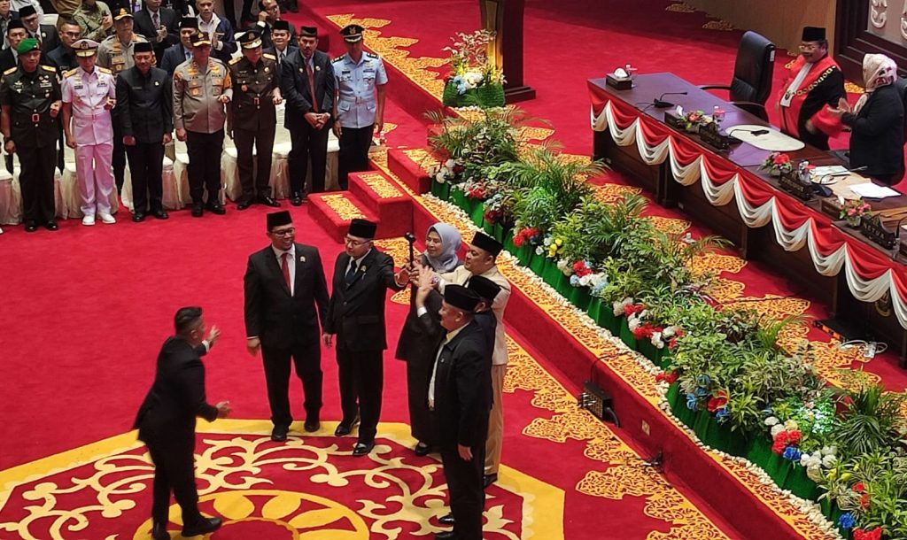Iman Sutiawan Resmi Dilantik sebagai Ketua DPRD Kepri Periode 2024-2029