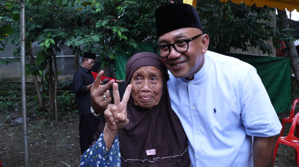 Cinta Ibunda Menginspirasi Lis Darmansyah Memperjuangkan Lansia dan Janda Tidak Mampu