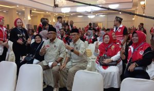 Dukung Penuh Lis-Raja, Juwariyah Tampil dengan Rompi Nomor 2 di Debat Kedua