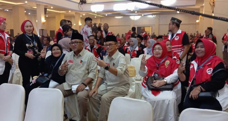 Dukung Penuh Lis-Raja, Juwariyah Tampil dengan Rompi Nomor 2 di Debat Kedua