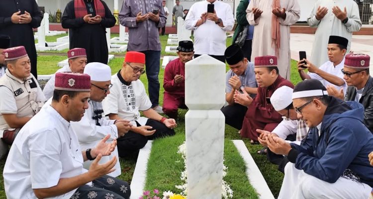 Lis-Raja Ziarah ke Makam Ayah Syahrul Jelang Pencoblosan Pilkada 2024