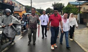 Lis Darmansyah Nyoblos di TPS 20, Jalan Kaki Bersama Istri dan Warga