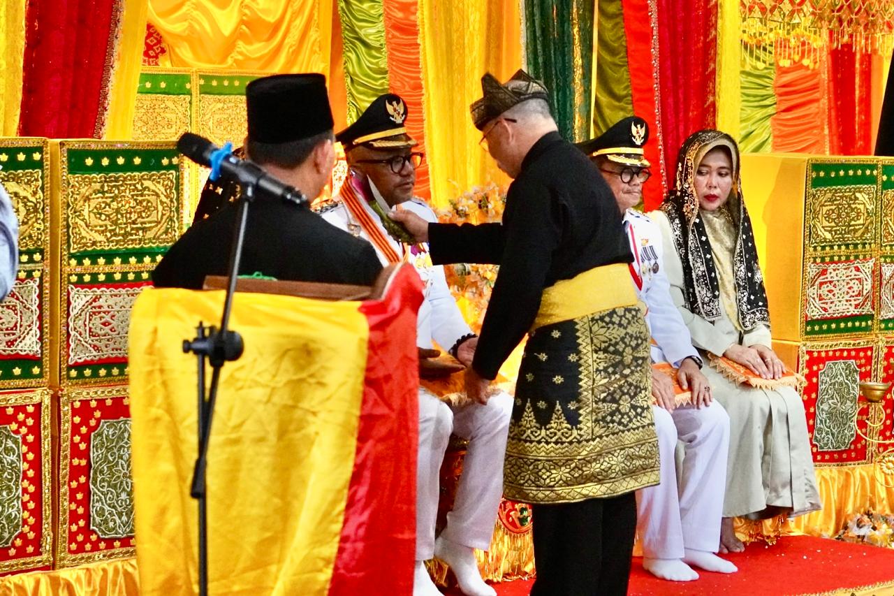 Lis dan Raja Jalani Upacara Adat Tepuk Tepung Tawar Sebagai Pemimpin Tanjungpinang