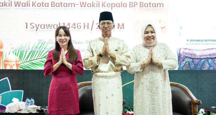 Shalat Idul Fitri Berlangsung Khidmat, Amsakar Terima Warga dalam Acara Open House