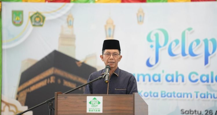 Amsakar Achmad Lepas Jemaah Calon Haji Kota Batam