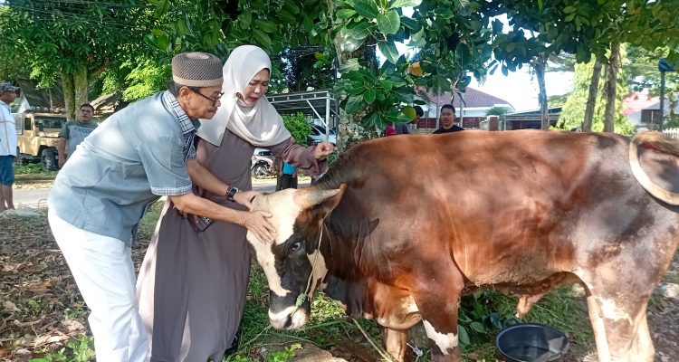 Raja Ariza dan Istri Berkurban di Kediaman, Bagikan Daging untuk Warga Sekitar