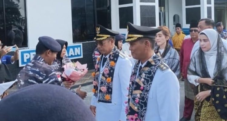 Bupati Aneng dan Wabup Raja Bayu Disambut Meriah di Siantan, Mesin Kapal Sempat Rusak di Laut