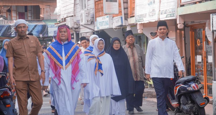 Raja Bayu Sambut Haru Kepulangan Jemaah Haji Anambas di Tarempa
