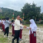 Dari Dana Pribadi, Bupati Aneng Bantu Seragam Siswa MTS Al Maarif di Jemaja