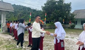 Dari Dana Pribadi, Bupati Aneng Bantu Seragam Siswa MTS Al Maarif di Jemaja