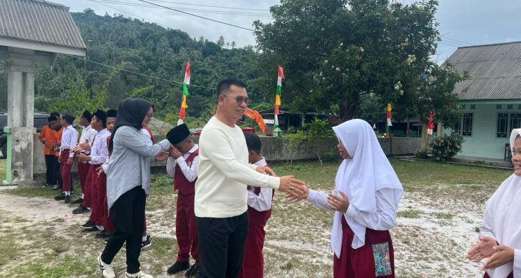 Dari Dana Pribadi, Bupati Aneng Bantu Seragam Siswa MTS Al Maarif di Jemaja