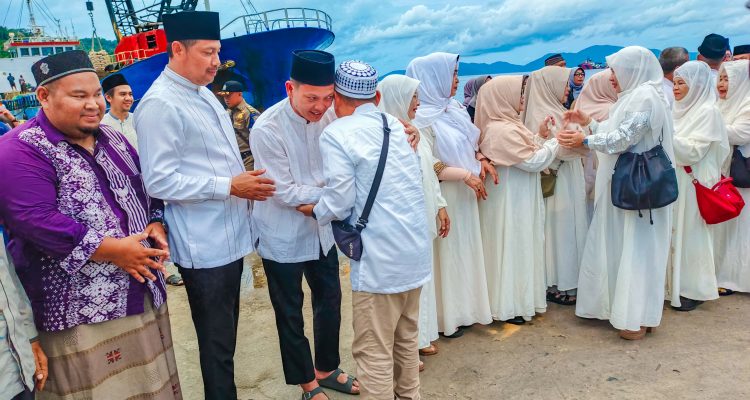 Jamaah Haji Kloter 17 Asal Anambas Disambut Meriah, Diarak Kompang dan Tepuk Tepung Tawar