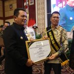 Bupati Aneng dan Istri Dikukuhkan Sebagai Ayah dan Bunda Genre Anambas