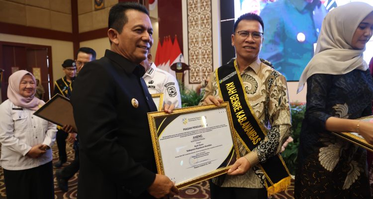 Bupati Aneng dan Istri Dikukuhkan Sebagai Ayah dan Bunda Genre Anambas